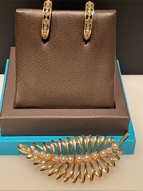 Vintage Gold Tone Gerry’s Brooch and Goldtone Earrings